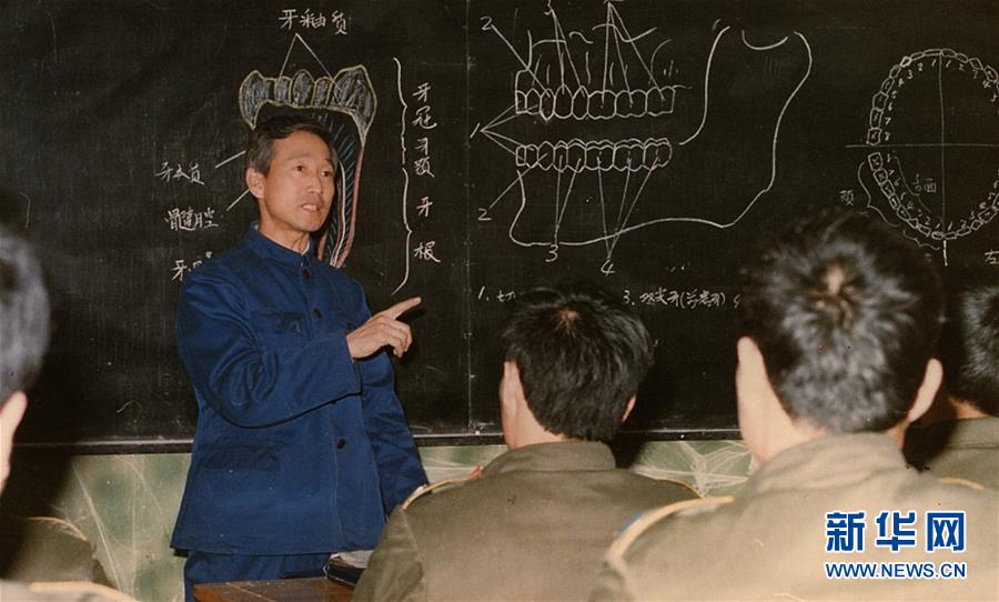 (新華全媒頭條·時(shí)代先鋒·圖文互動)(10)傳奇的英雄 無悔的忠誠——記刑偵痕跡檢驗(yàn)專家崔道植