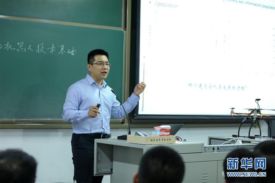 （圖文互動）（1）心懷藍(lán)天　逐夢云霄&mdash;&mdash;記天津大學(xué)教授、一飛智控創(chuàng)始人齊俊桐