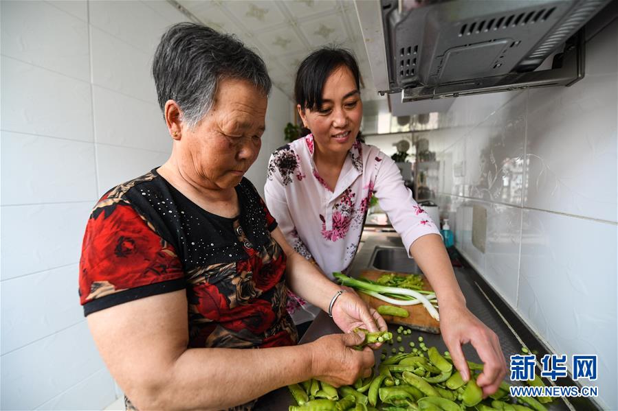 (在習近平新時代中國特色社會主義思想指引下——新時代新作為新篇章·總書記關心的百姓身邊事·圖文互動)(4)棚改的溫暖:1億多人“出棚進樓”