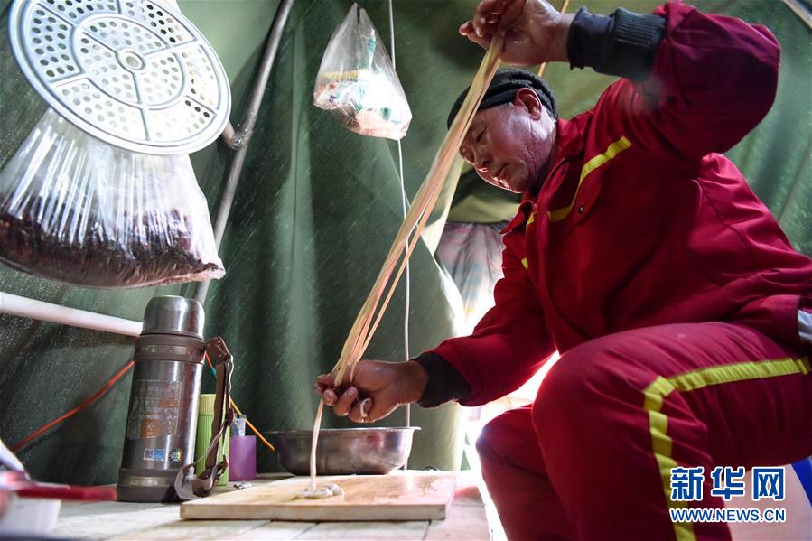 （新春走基層&middot;圖文互動）（7）大漠中，一頂帳篷守歲五年