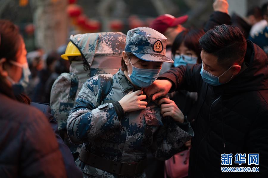 （新型肺炎疫情防控&middot;圖文互動(dòng)）（1）除夕夜，他們這樣出征&mdash;&mdash;空軍軍醫(yī)大學(xué)醫(yī)療隊(duì)出征武漢疫區(qū)見(jiàn)聞