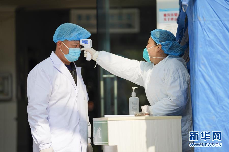 (聚焦疫情防控·圖文互動(dòng))(5)一對(duì)抗疫夫妻的“一線連軸轉(zhuǎn)”