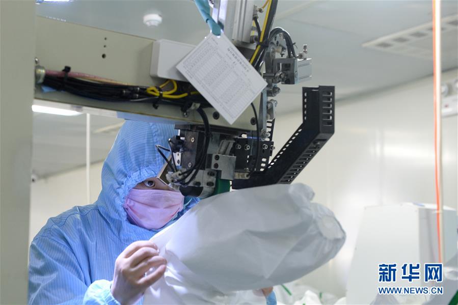 (在習近平新時代中國特色社會主義思想指引下——新時代新作為新篇章·習近平總書記關切事·圖文互動)(4)當億萬只手緊握在一起……——戰(zhàn)“疫”一線感受中國力量