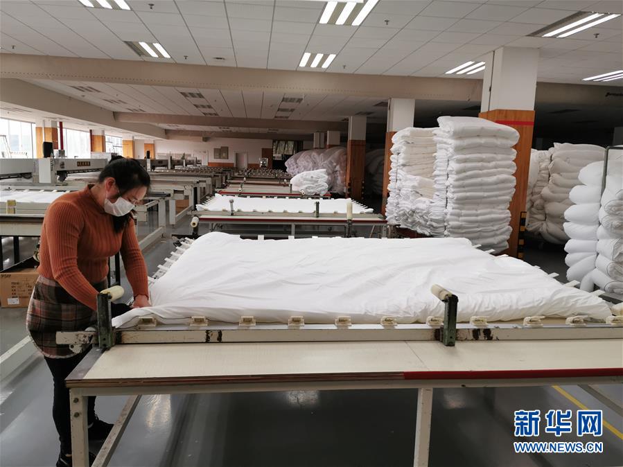 （來自經濟前沿的故事&middot;企業(yè)復工復產&middot;圖文互動）（1）&ldquo;開門紅包&rdquo;變&ldquo;消毒迎門&rdquo;&mdash;&mdash;長沙高新區(qū)一家企業(yè)復工的&ldquo;拼勁&rdquo;