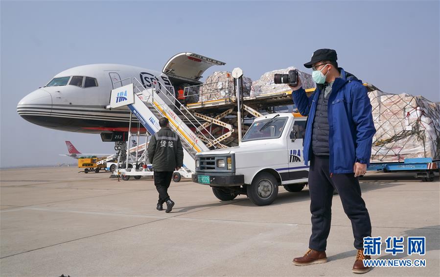 (新華全媒頭條配圖·圖文互動)(9)戰(zhàn)“疫”的一天——新華社記者直擊湖北保衛(wèi)戰(zhàn)