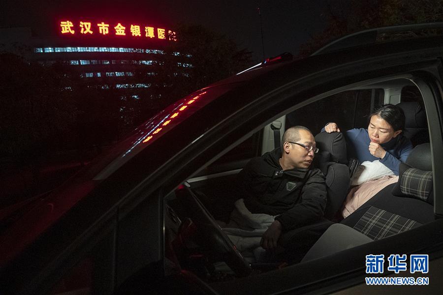 （一線(xiàn)抗疫群英譜&middot;圖文互動(dòng)）（3）特寫(xiě)：為節(jié)省10分鐘，這對(duì)醫(yī)護(hù)夫妻&ldquo;以車(chē)為家&rdquo;
