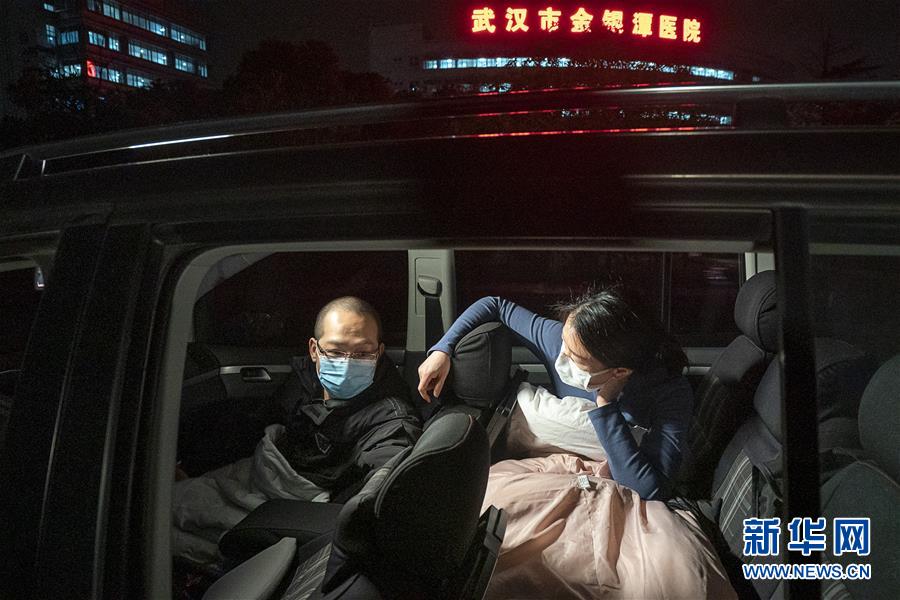 （一線(xiàn)抗疫群英譜&middot;圖文互動(dòng)）（4）特寫(xiě)：為節(jié)省10分鐘，這對(duì)醫(yī)護(hù)夫妻&ldquo;以車(chē)為家&rdquo;