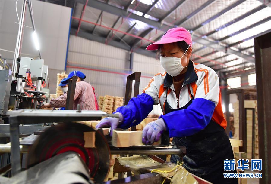 (新華全媒頭條·圖文互動)(15)磨難壓不垮 奮起正當(dāng)時——習(xí)近平總書記在統(tǒng)籌推進(jìn)新冠肺炎疫情防控和經(jīng)濟(jì)社會發(fā)展工作部署會議上的重要講話振奮人心凝聚力量