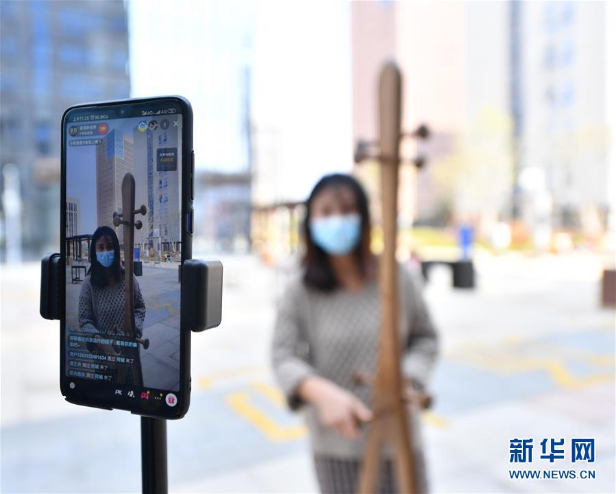 (圖文互動(dòng))(1)展會(huì)變直播 員工變網(wǎng)紅——千億元家具產(chǎn)業(yè)別樣復(fù)工復(fù)產(chǎn)路