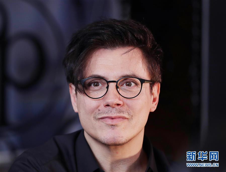 （國際&middot;圖文互動）（6）通訊：手牽手，我們共同驅(qū)散陰霾&mdash;&mdash;法國音樂人創(chuàng)作抗疫歌曲背后的故事