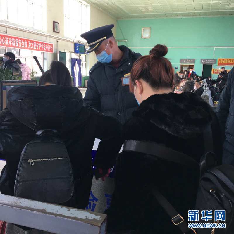 （新華網(wǎng)&middot;圖文互動(dòng)）（2）疫情下，小站鐵路安檢員收獲10多萬粉絲