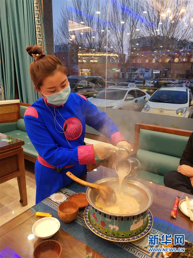 （圖文互動）（2）特寫：限人數(shù)、分餐吃、用公筷&mdash;&mdash;偏遠小城&ldquo;吃飯&rdquo;見聞