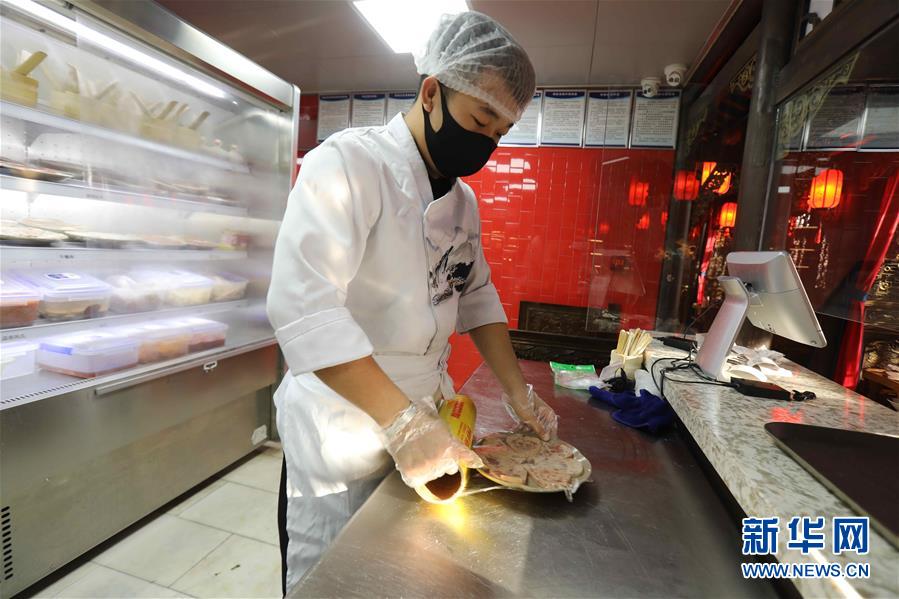 （圖文互動）（4）特寫：限人數(shù)、分餐吃、用公筷&mdash;&mdash;偏遠小城&ldquo;吃飯&rdquo;見聞