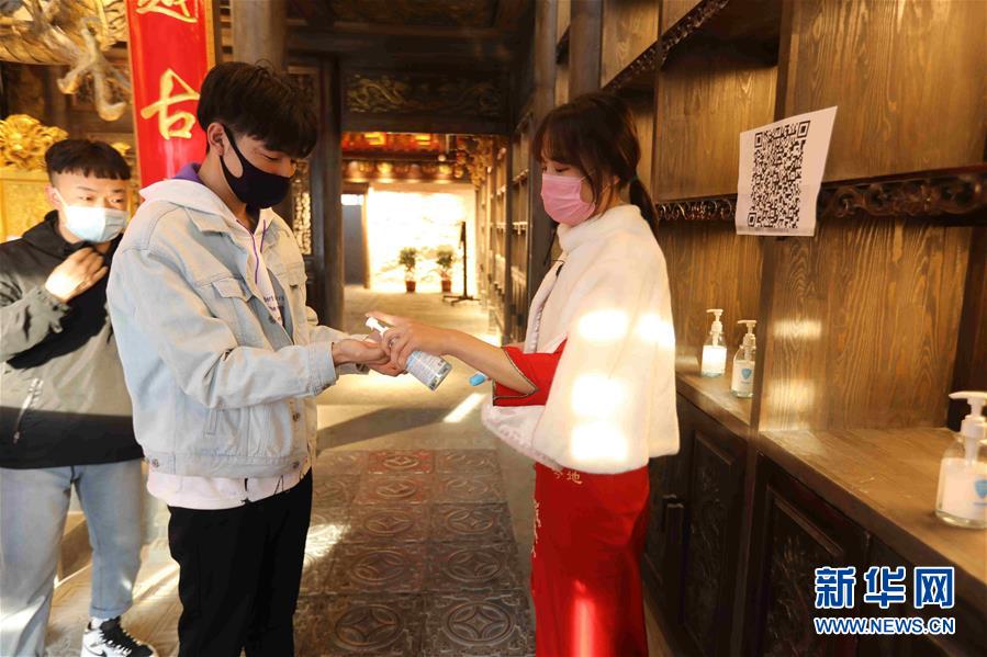 （圖文互動）（5）特寫：限人數(shù)、分餐吃、用公筷&mdash;&mdash;偏遠小城&ldquo;吃飯&rdquo;見聞