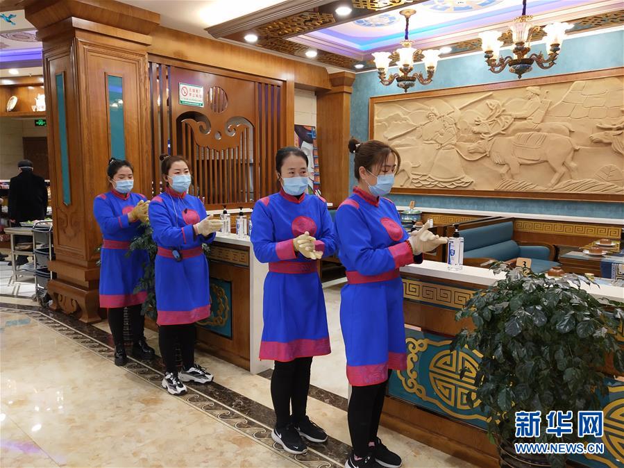 （圖文互動）（6）特寫：限人數(shù)、分餐吃、用公筷&mdash;&mdash;偏遠小城&ldquo;吃飯&rdquo;見聞