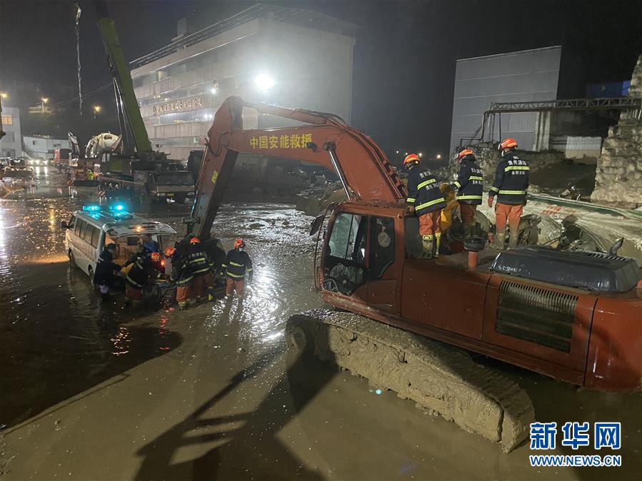 (新華網)(1)貴陽混凝土公司滑塌事故:搜救出9人中4人無生命體征 失聯3人還在持續(xù)搜救