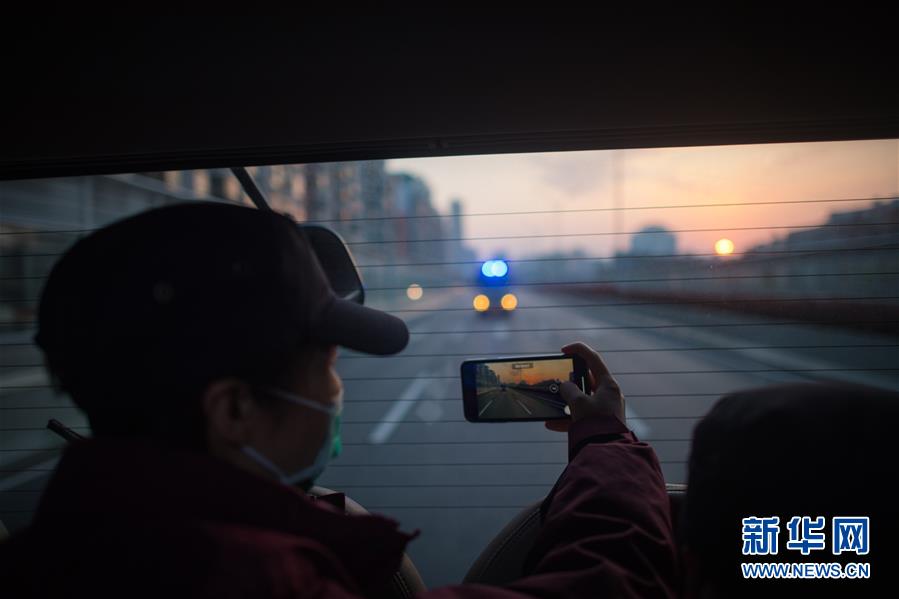 （新華全媒頭條&middot;習(xí)近平致敬的戰(zhàn)&ldquo;疫&rdquo;英雄&middot;武漢人民篇&middot;圖文互動(dòng)）（12）壯哉，大武漢&mdash;&mdash;獻(xiàn)給英雄的武漢人民