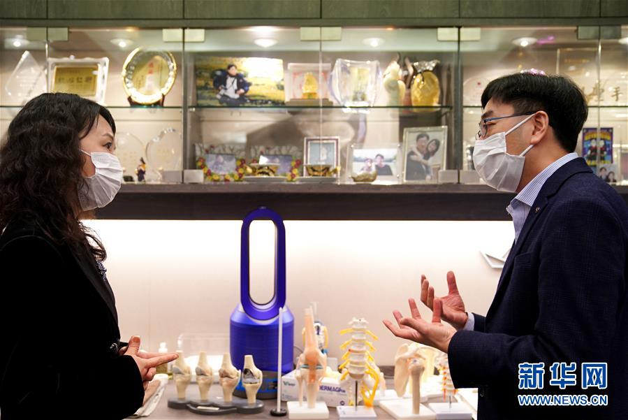 （香港故事&middot;圖文互動）（2）從&ldquo;非典&rdquo;到新冠，一位香港醫(yī)生親歷的兩次抗疫