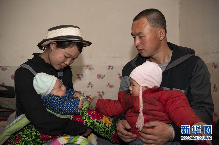 （新華全媒頭條&middot;圖文互動）（2）春天里的5個(gè)&ldquo;戰(zhàn)貧&rdquo;瞬間&mdash;&mdash;習(xí)近平總書記關(guān)于脫貧攻堅(jiān)決策部署指引攻克最后的深貧堡壘