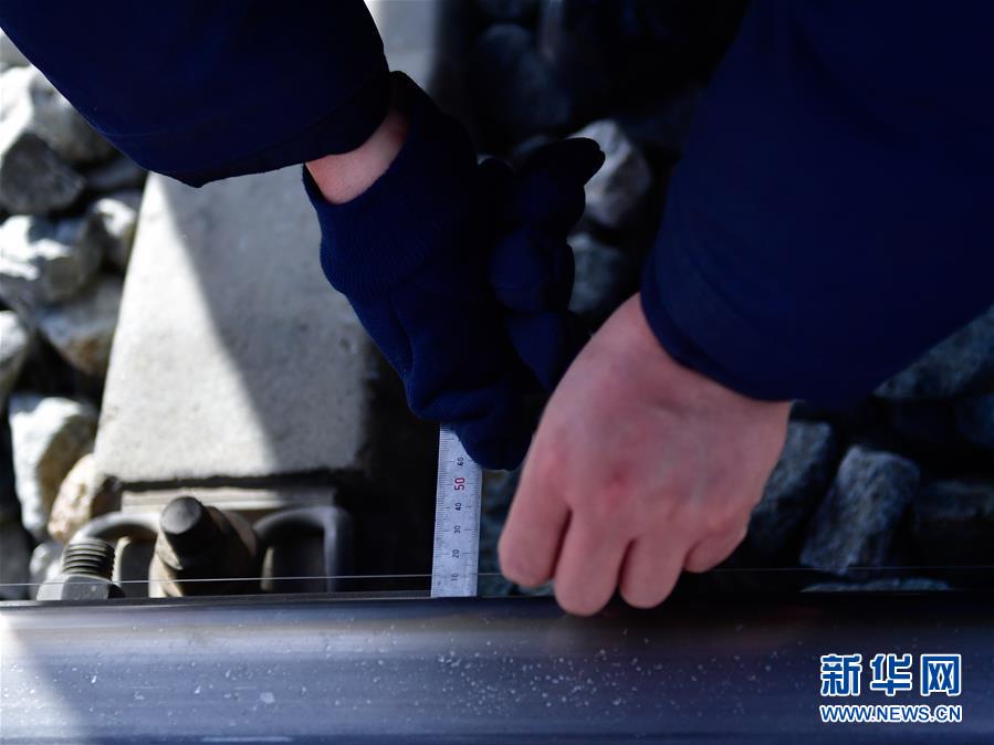 (新華全媒頭條·圖文互動)(10)用腳步和忠誠守護(hù)雪域天路——記青藏鐵路望昆線路車間副主任于本蕃