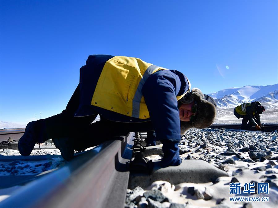 (新華全媒頭條·圖文互動)(3)用腳步和忠誠守護(hù)雪域天路——記青藏鐵路望昆線路車間副主任于本蕃