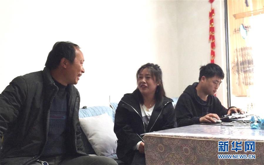 (在習(xí)近平新時(shí)代中國(guó)特色社會(huì)主義思想指引下——新時(shí)代新作為新篇章·習(xí)近平總書(shū)記關(guān)切事·圖文互動(dòng))(1)“挪窮窩”“奔富路”——易地搬遷讓貧困人口開(kāi)啟安居樂(lè)業(yè)新生活