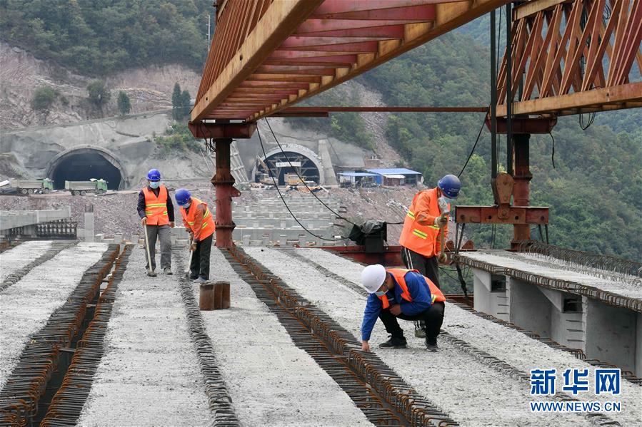 (經(jīng)濟)(5)昆楚高速公路岔河特大橋架梁忙