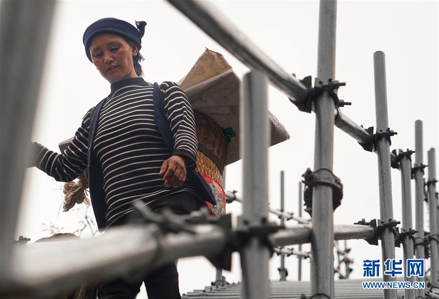 (熱點(diǎn)鮮報(bào)·圖文互動(dòng))(3)出懸崖記——四川涼山“懸崖村”貧困群眾走下“天梯”搬新居