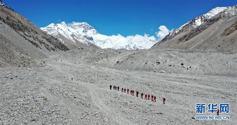 (2020珠峰高程測量)(1)有望22日登頂 測量登山隊(duì)再次向珠峰發(fā)起挑戰(zhàn)
