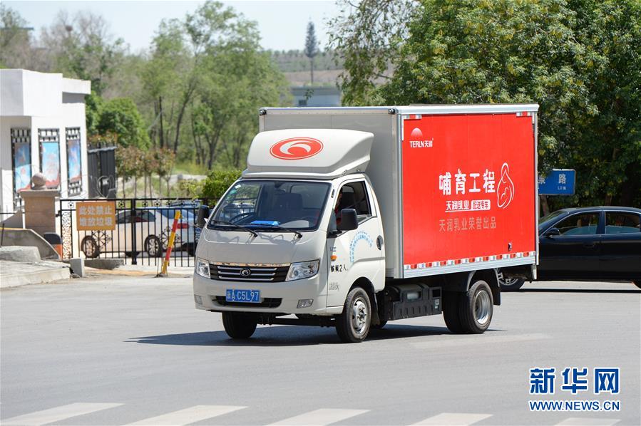 (圖文互動)(3)烏魯木齊:實施“哺育工程” 23萬余學齡前兒童免費喝牛奶