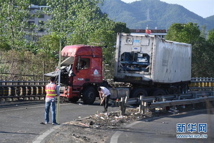 (社會(huì))(2)國(guó)務(wù)院安委會(huì)決定對(duì)浙江溫嶺槽罐車爆炸事故查處實(shí)行掛牌督辦