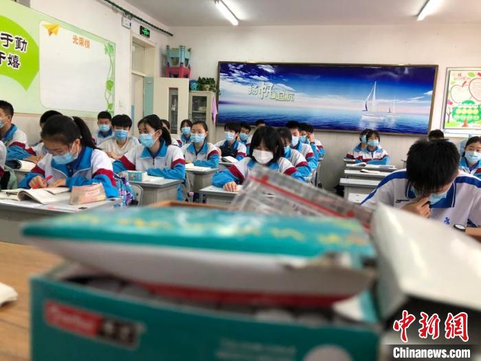 吉林市初三學(xué)生二次復(fù)課:校園再傳讀書聲