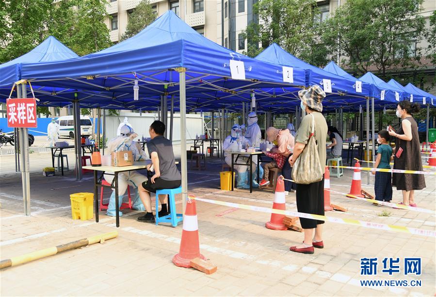 （新華全媒頭條&middot;圖文互動）（4）構筑守護城市、守護生命的堅強防線&mdash;&mdash;北京開展大規(guī)模核酸檢測