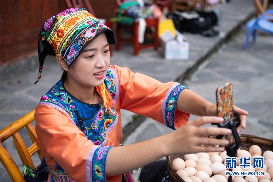 （新華全媒頭條&middot;走向我們的小康生活&middot;圖文互動(dòng)）（6）那山，那人，那苗寨&mdash;&mdash;十八洞村三代人的奮斗史