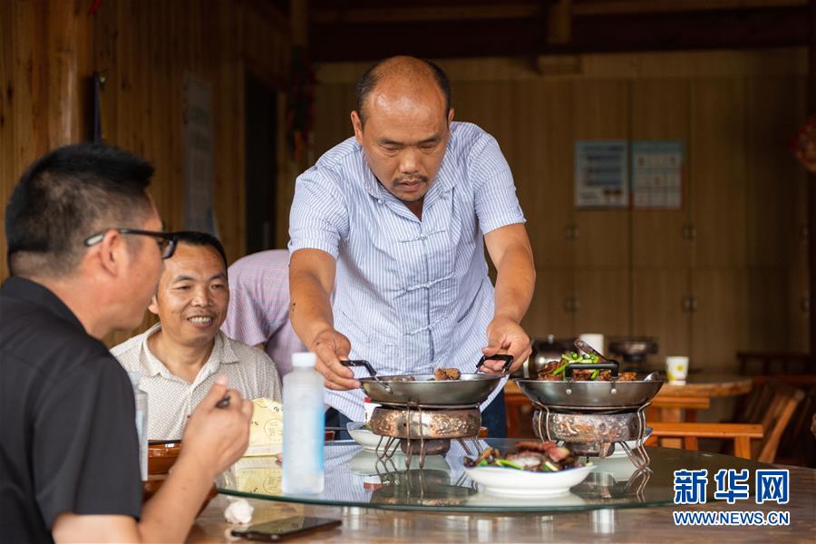 （新華全媒頭條&middot;走向我們的小康生活&middot;圖文互動(dòng)）（9）那山，那人，那苗寨&mdash;&mdash;十八洞村三代人的奮斗史