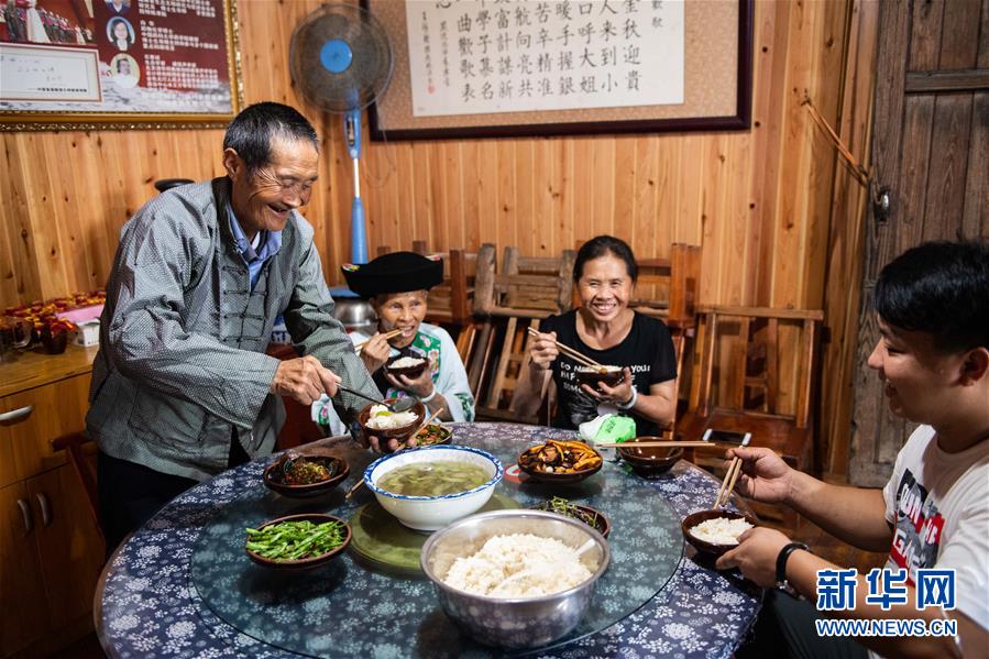 （新華全媒頭條&middot;走向我們的小康生活&middot;圖文互動(dòng)）（2）那山，那人，那苗寨&mdash;&mdash;十八洞村三代人的奮斗史