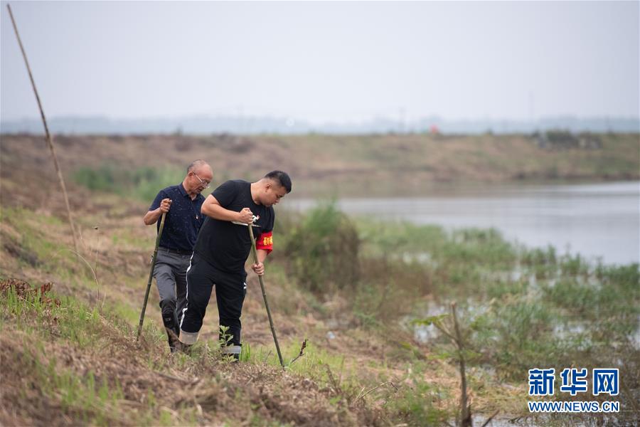 （防汛抗洪&middot;圖文互動）（1）在大堤上成長，為人民守護&mdash;&mdash;洪水中的青年&ldquo;生力軍&rdquo;
