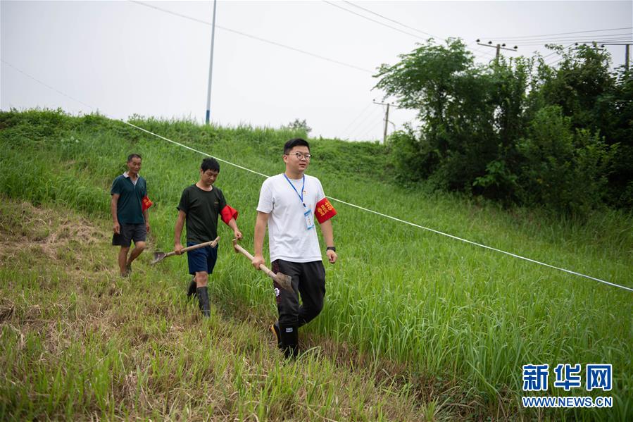 （防汛抗洪&middot;圖文互動）（3）在大堤上成長，為人民守護&mdash;&mdash;洪水中的青年&ldquo;生力軍&rdquo;