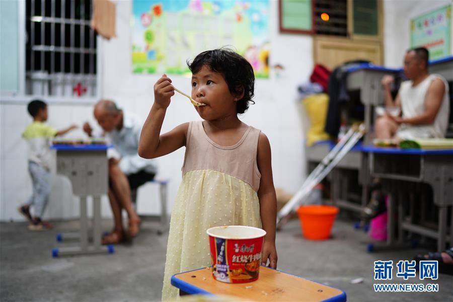 （在習(xí)近平新時代中國特色社會主義思想指引下&mdash;&mdash;新時代新作為新篇章&middot;習(xí)近平總書記關(guān)切事&middot;圖文互動）（1）遮風(fēng)雨 送安穩(wěn)&mdash;&mdash;受災(zāi)群眾轉(zhuǎn)移安置中的暖心故事
