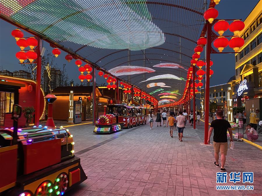(落實“六穩(wěn)”“六保”一線見聞·圖文互動)(1)易地搬遷戶有了新身份——貴州萬山扶貧安置點巧打“就業(yè)牌”