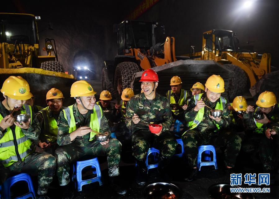 （軍事&middot;圖文互動）（6）為導(dǎo)彈筑巢的&ldquo;彝族雄鷹&rdquo;&mdash;&mdash;記&ldquo;最美新時代革命軍人&rdquo;沙子呷