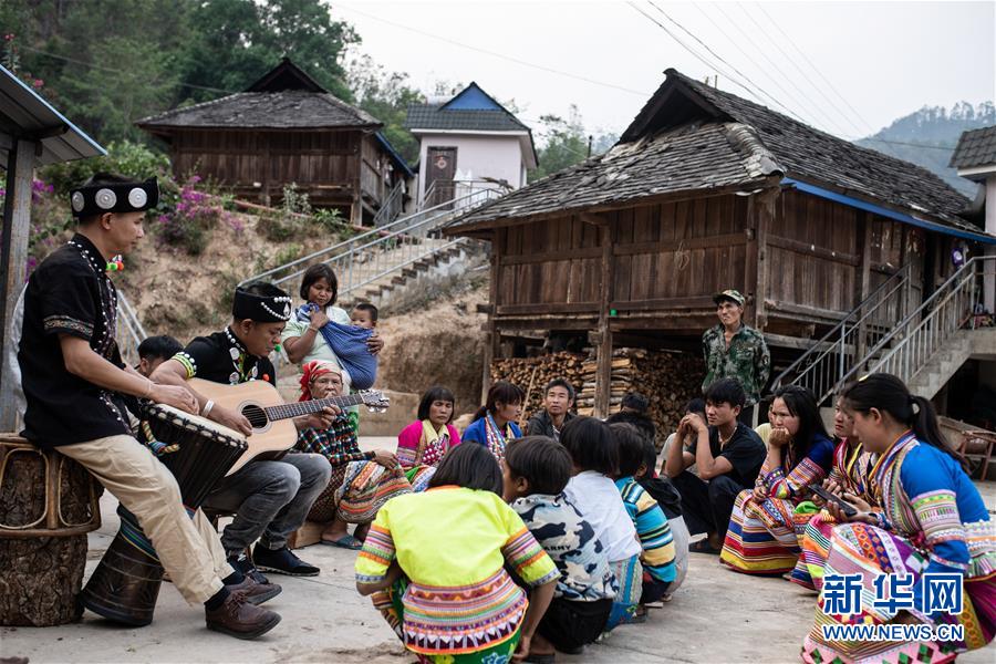 （新華全媒頭條&middot;決戰(zhàn)決勝脫貧攻堅&middot;督戰(zhàn)未摘帽貧困縣&middot;圖文互動）（4）脫貧的歌聲&mdash;&mdash;云南直過民族和人口較少民族共入新時代