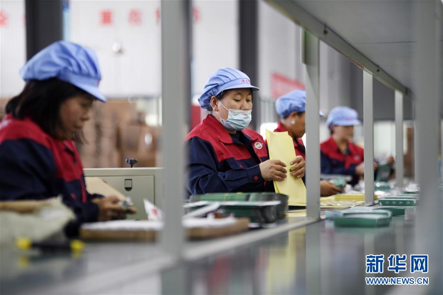 （在習近平新時代中國特色社會主義思想指引下&mdash;&mdash;新時代新作為新篇章&middot;習近平總書記關(guān)切事&middot;圖文互動）（1）&ldquo;綠色銀行&rdquo;發(fā)工資、&ldquo;股東&rdquo;分紅來敲門&hellip;&hellip;&mdash;&mdash;探索長效脫貧致富新機制見聞