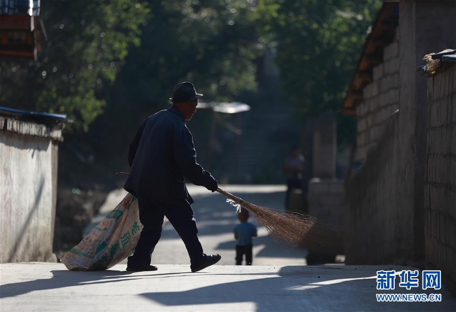 （代表委員履職）（10）全國人大代表吉克石烏：創(chuàng)建&ldquo;四好&rdquo;挑起脫貧大梁