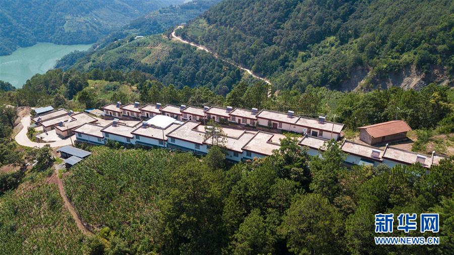 （在習(xí)近平新時代中國特色社會主義思想指引下&mdash;&mdash;新時代新作為新篇章&middot;總書記關(guān)心的百姓身邊事&middot;圖文互動）（1）&ldquo;四好農(nóng)村路&rdquo;：通向幸福，通向遠方