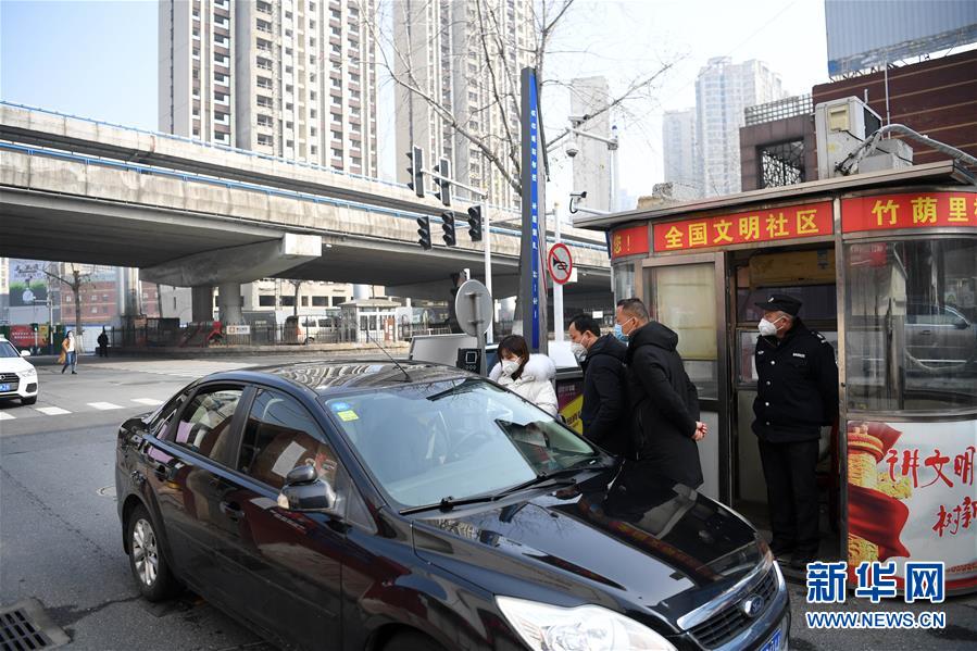 (在習(xí)近平新時代中國特色社會主義思想指引下——新時代新作為新篇章·習(xí)近平總書記關(guān)切事·圖文互動)(2)當億萬只手緊握在一起……——戰(zhàn)“疫”一線感受中國力量