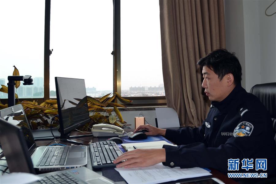 （習(xí)近平致敬的戰(zhàn)&ldquo;疫&rdquo;英雄&middot;公安干警篇&middot;圖文互動）（8）他們，抗疫一線鑄警魂