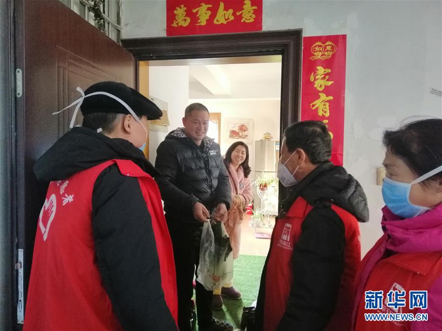 (在習(xí)近平新時(shí)代中國(guó)特色社會(huì)主義思想指引下——新時(shí)代新作為新篇章·習(xí)近平總書(shū)記關(guān)切事·圖文互動(dòng))(5)扎緊籬笆打好樁——各地筑牢社區(qū)防控安全屏障