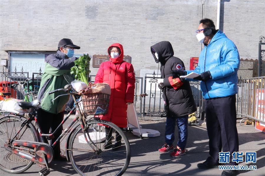 (在習(xí)近平新時(shí)代中國(guó)特色社會(huì)主義思想指引下——新時(shí)代新作為新篇章·習(xí)近平總書(shū)記關(guān)切事·圖文互動(dòng))(8)扎緊籬笆打好樁——各地筑牢社區(qū)防控安全屏障