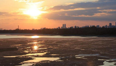 哈爾濱現(xiàn)&ldquo;半江流水半江冰&rdquo;